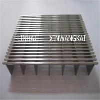 Flat wedge wire panel screen for separating solid